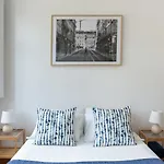White & Blue Vintage Home In Graca