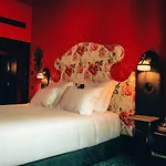 Pensao Amor Madam\'S Lodge