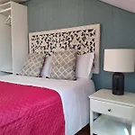 Flores Apartments