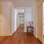 Stunning Apartment Near Chiado
