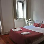 Stunning Apartment Near Chiado