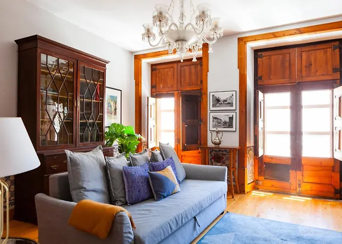 Alfama Terrace Apartment With Authentic XVIII Tiles And Historic Notes 3 Bedrooms & 2 Bathrooms Ac