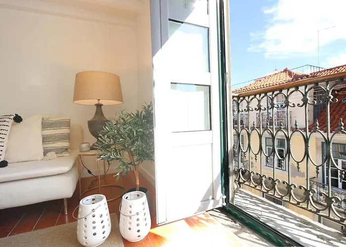 Chic Urban Retreat At Downtown With Balcony & Views, 5Th-Floor No Lift