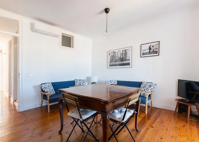 White & Blue Vintage Home In Graca