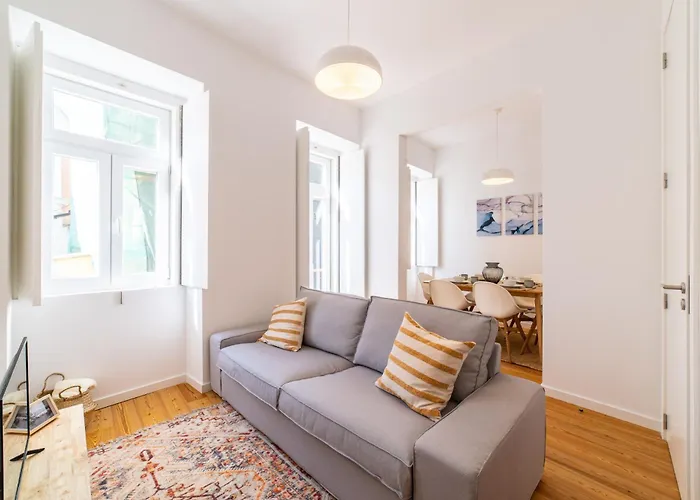 Amaro II - Sleek 2 Bedroom Apartment In Alcantara