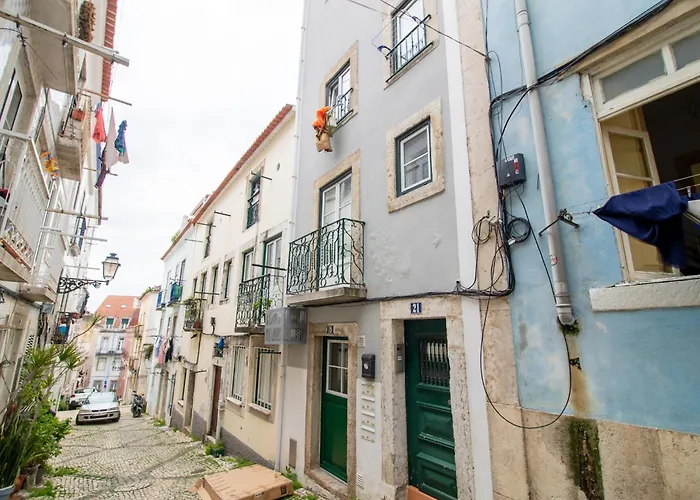 024 B - Cosy Retreat In Madragoa -Lisbon