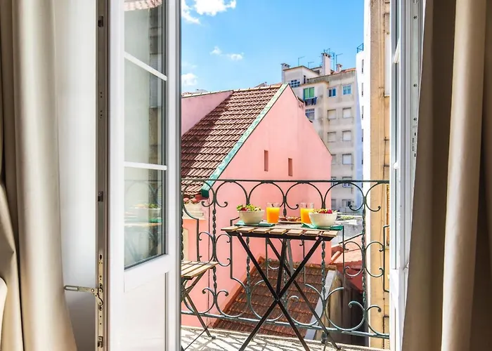 Lovelystay - Sunny Flat W/ Balcony Overseeing Graca And River