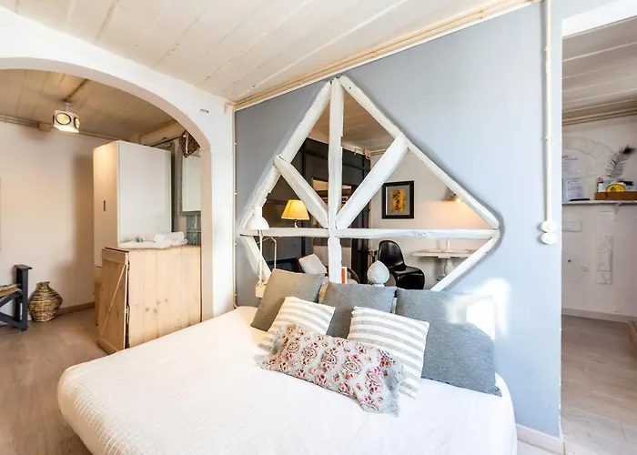 Bright Historical Apartment By Guestready