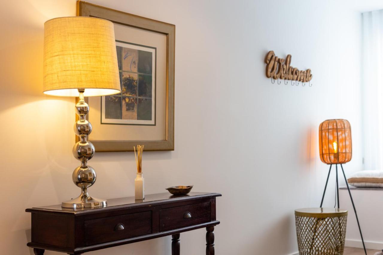 Appartement Stupendo- Two Rooms, Patio With Refreshing Pond-center-air Conditioning-free Park *