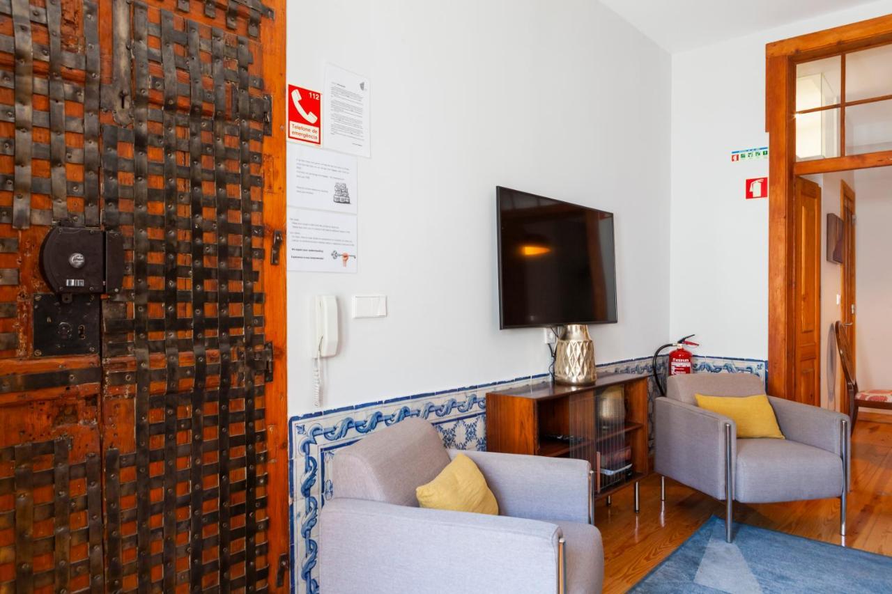 Appartement Alfama Terrace With Authentic Xviii Tiles And Historic Notes 3 Bedrooms & 2 Bathrooms Ac Lisboa
