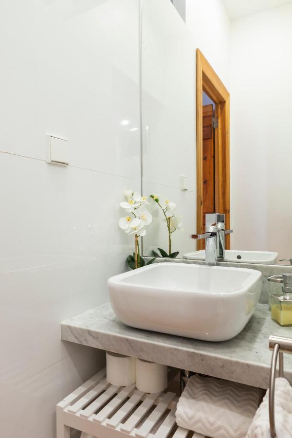 Alfama Terrace With Authentic Xviii Tiles And Historic Notes 3 Bedrooms & 2 Bathrooms Ac Appartement Lisboa