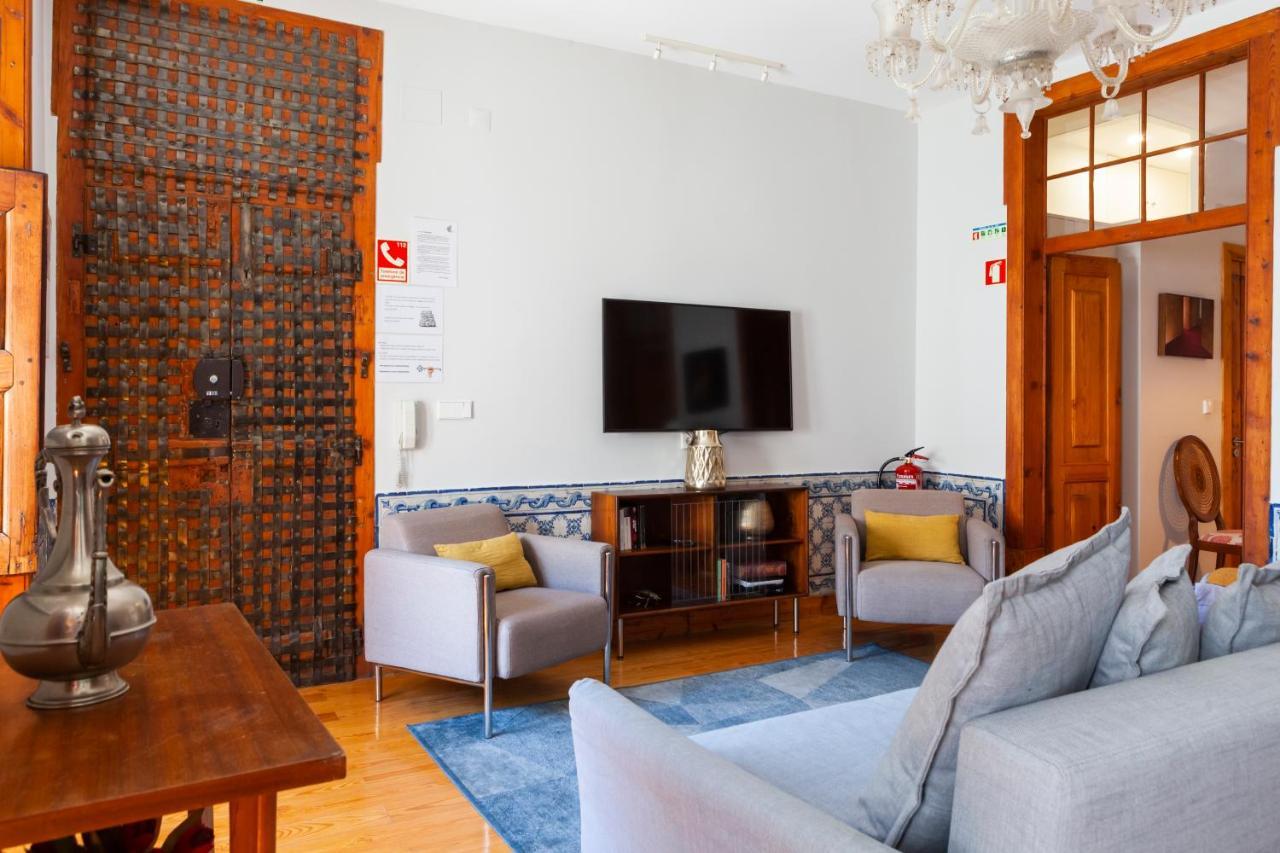 Alfama Terrace With Authentic Xviii Tiles And Historic Notes 3 Bedrooms & 2 Bathrooms Ac Lisboa