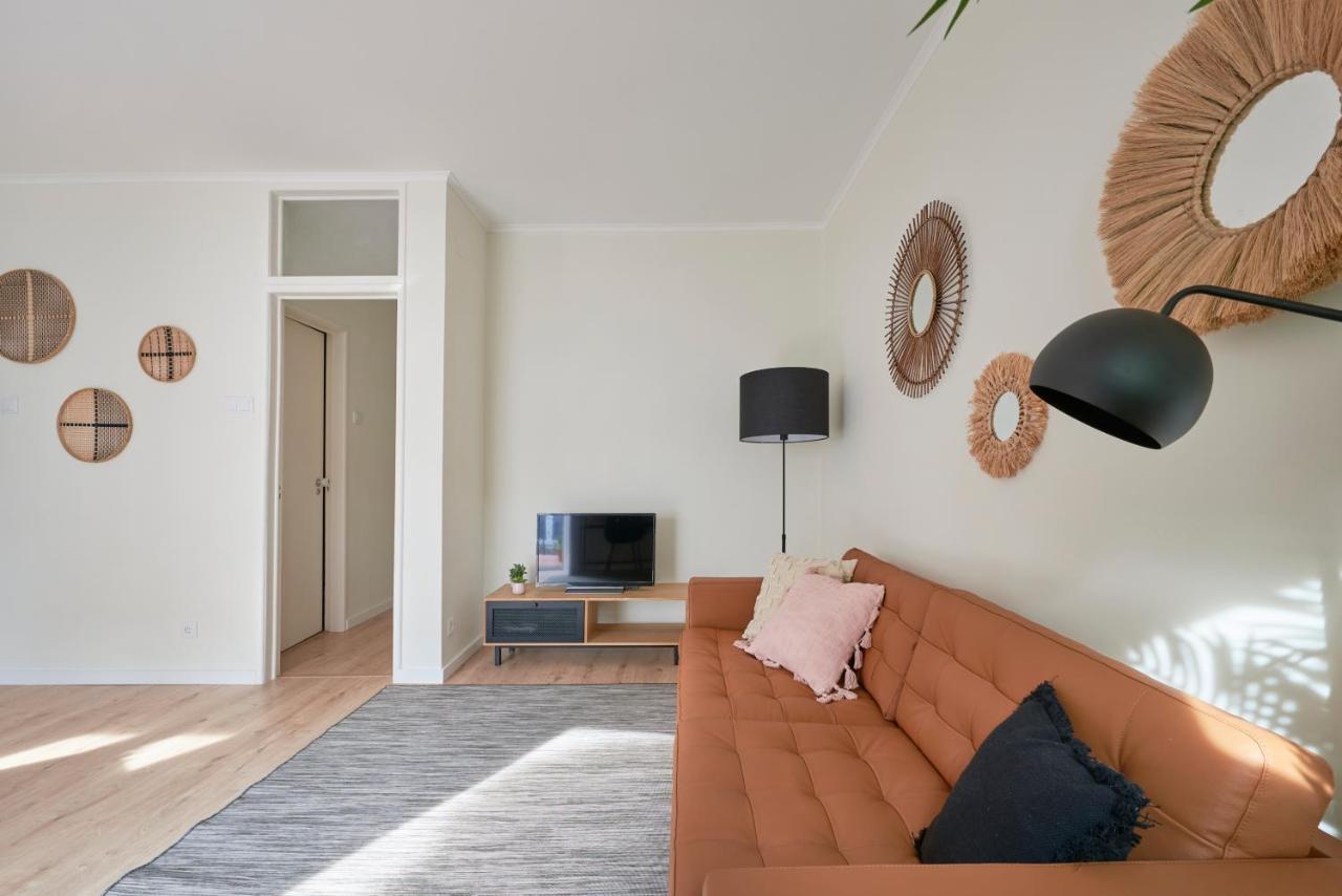 Fantastic With Balcony In Bica Apartamento