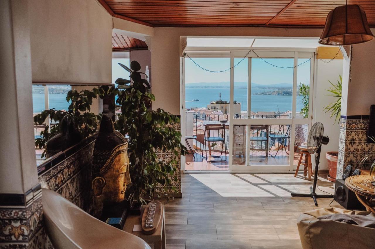 Olympo-Stunning Penthouse Views, Riverside Flat *