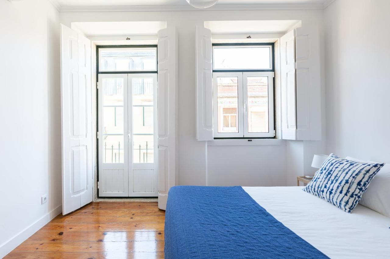 White & Blue Vintage In Graca Lissabon