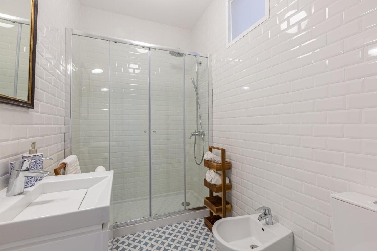 White & Blue Vintage In Graca Apartment Lissabon