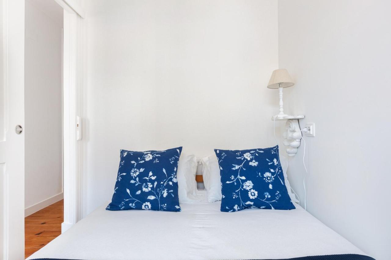 White & Blue Vintage In Graca Apartment