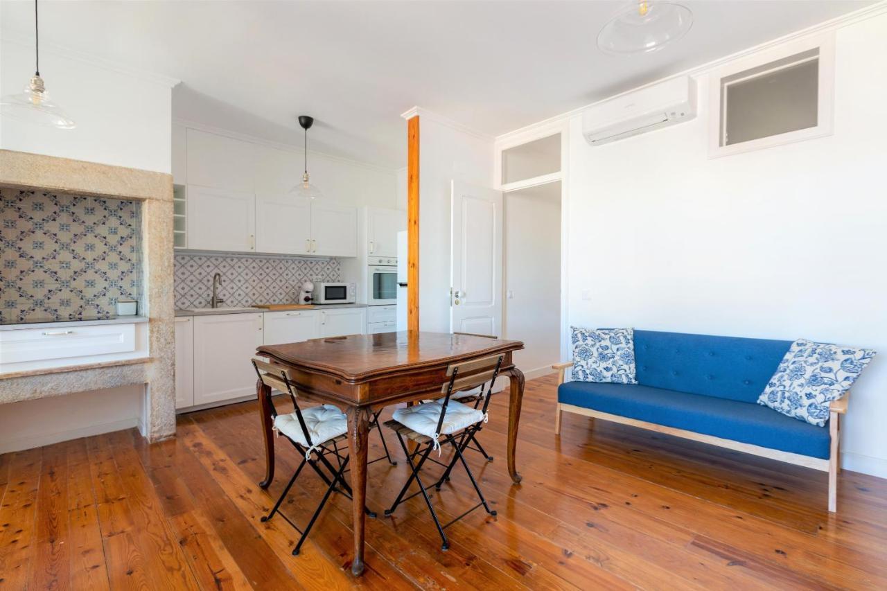 White & Blue Vintage In Graca Apartment Lissabon