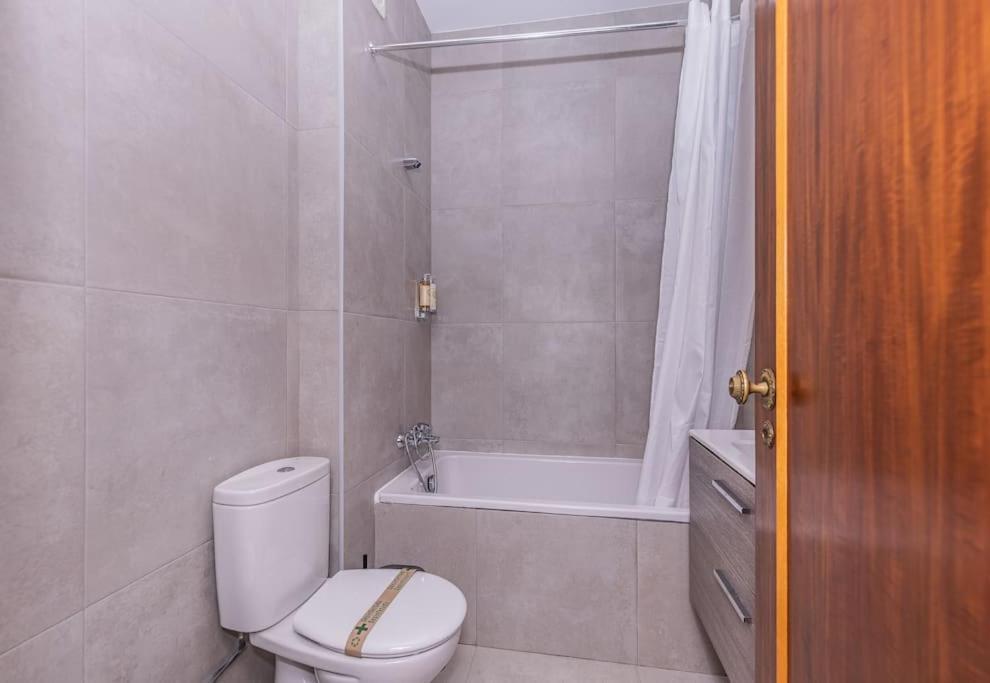 Cozy 3 Bedroom In Front Of The Subway *