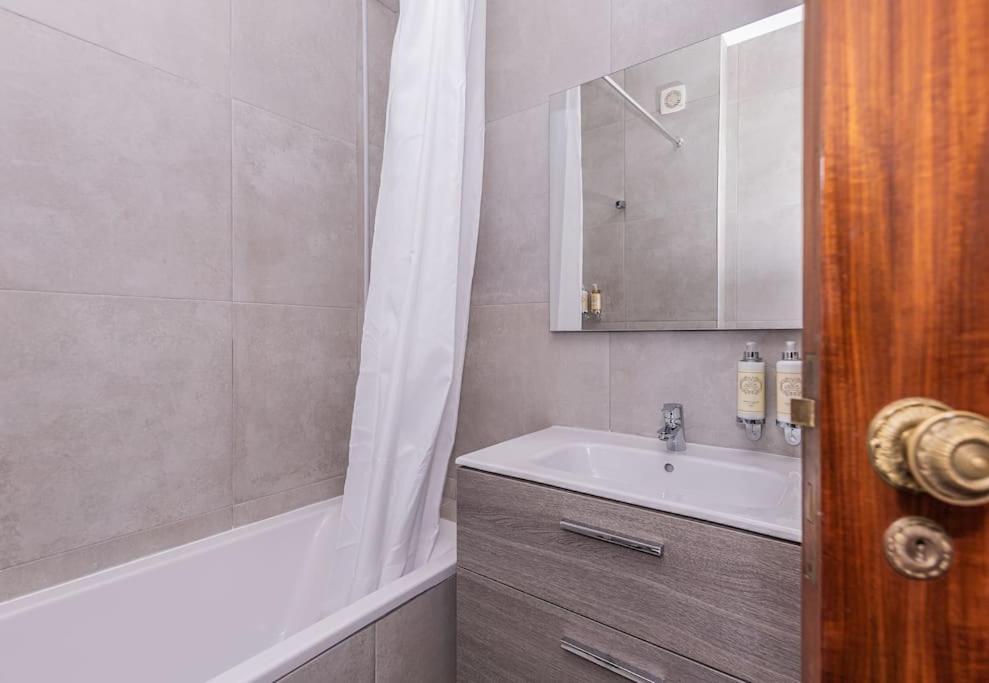 Cozy 3 Bedroom In Front Of The Subway