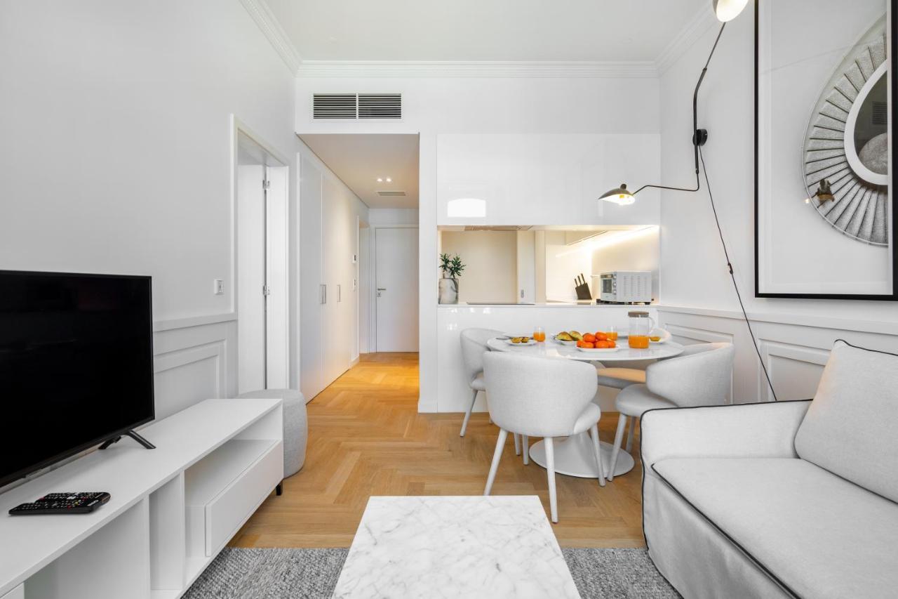 Whome The Boulevard Prime Location With Ac & Elevator Apartment *