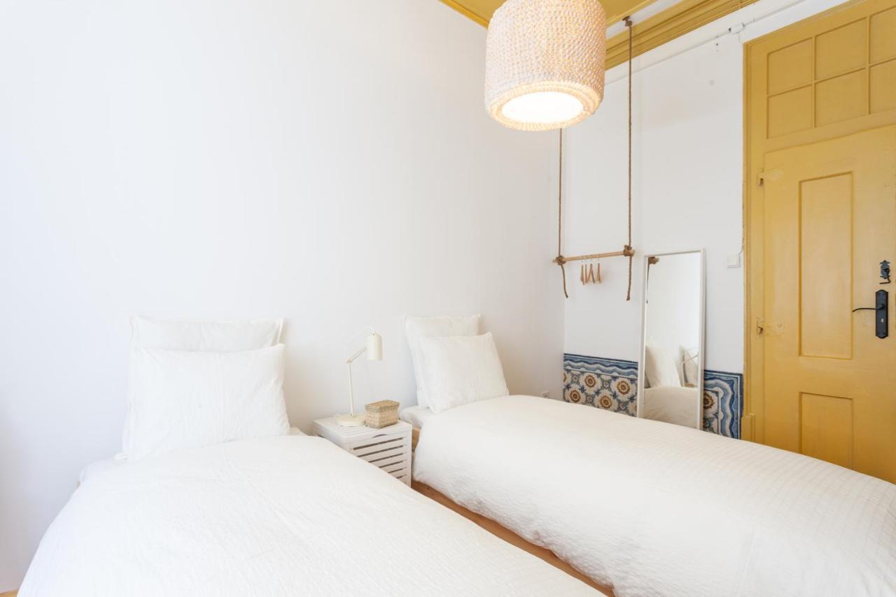 Apartment Yellow Tiles In Center Lissabon