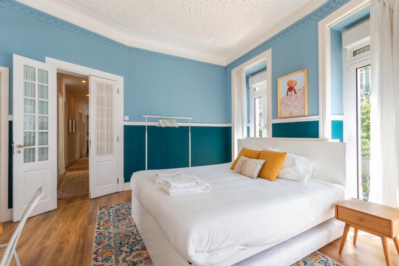 Bright Center, 10m From Subway, 6 Rooms, Up To 20 Ppl Lisbon