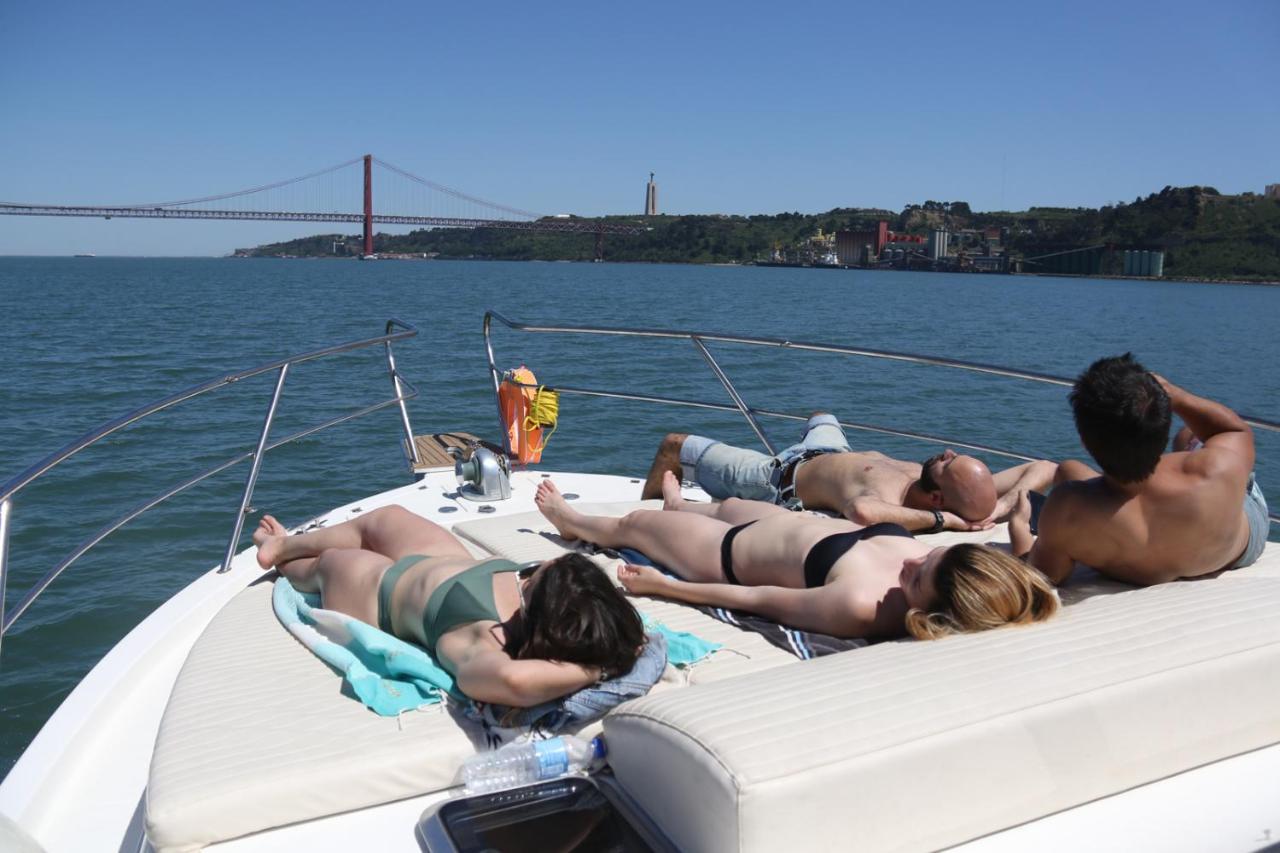 Botel Private Yacht, We Our Guests