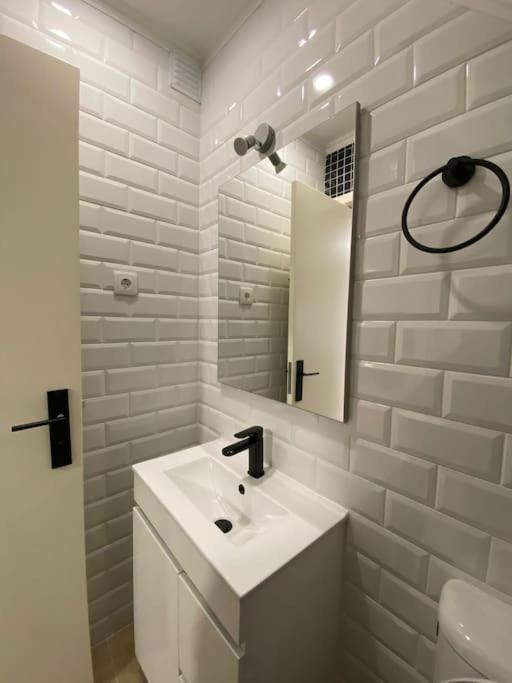 Apartment Artistic Digital Getaway - Patio & Great Location! *