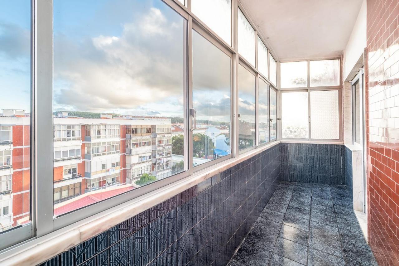 Guestready - Bright Flat Near Rio De Mouro Station * Lissabon