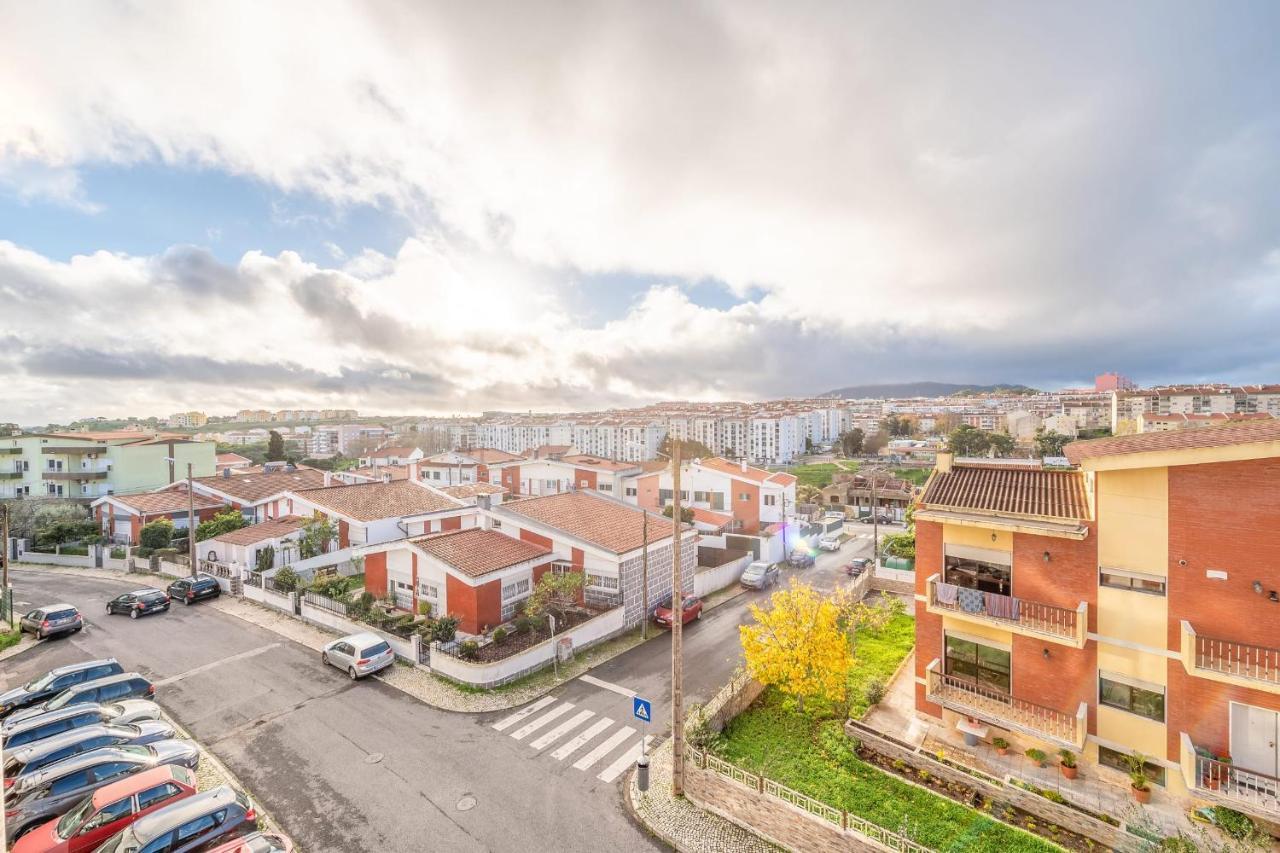 Guestready - Bright Flat Near Rio De Mouro Station Lissabon