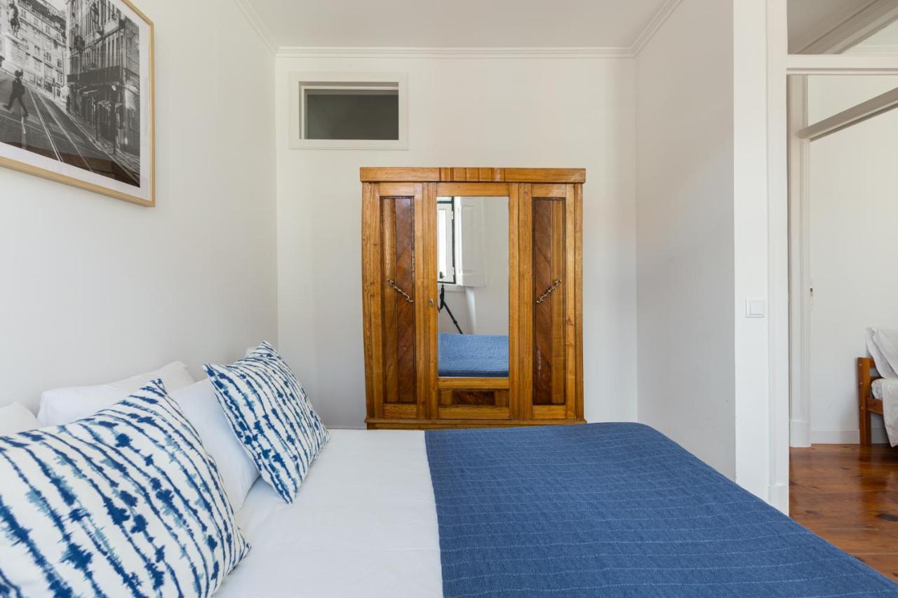 White & Blue Vintage In Graca Apartment