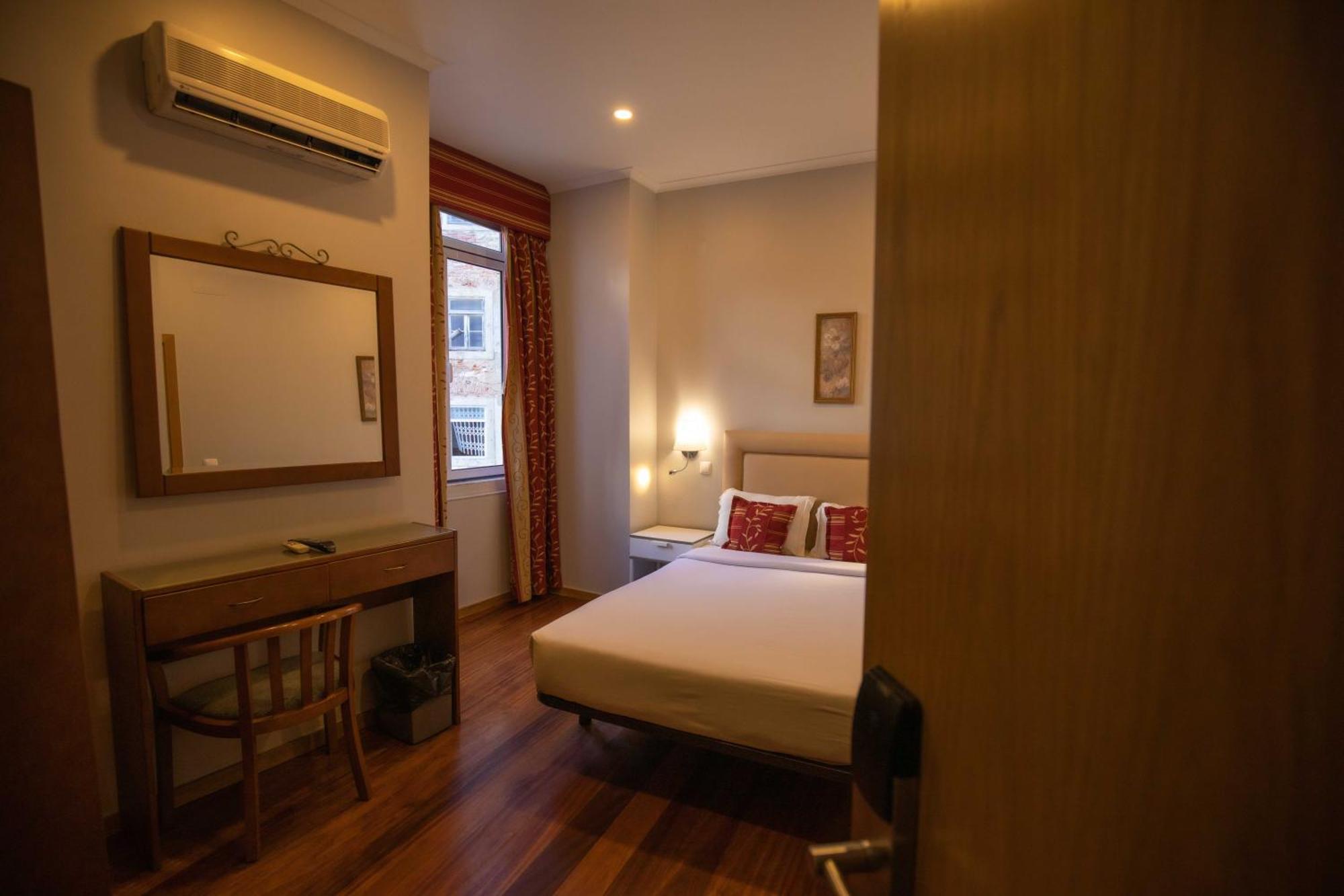 Grande Pensao Residencial Alcobia *
