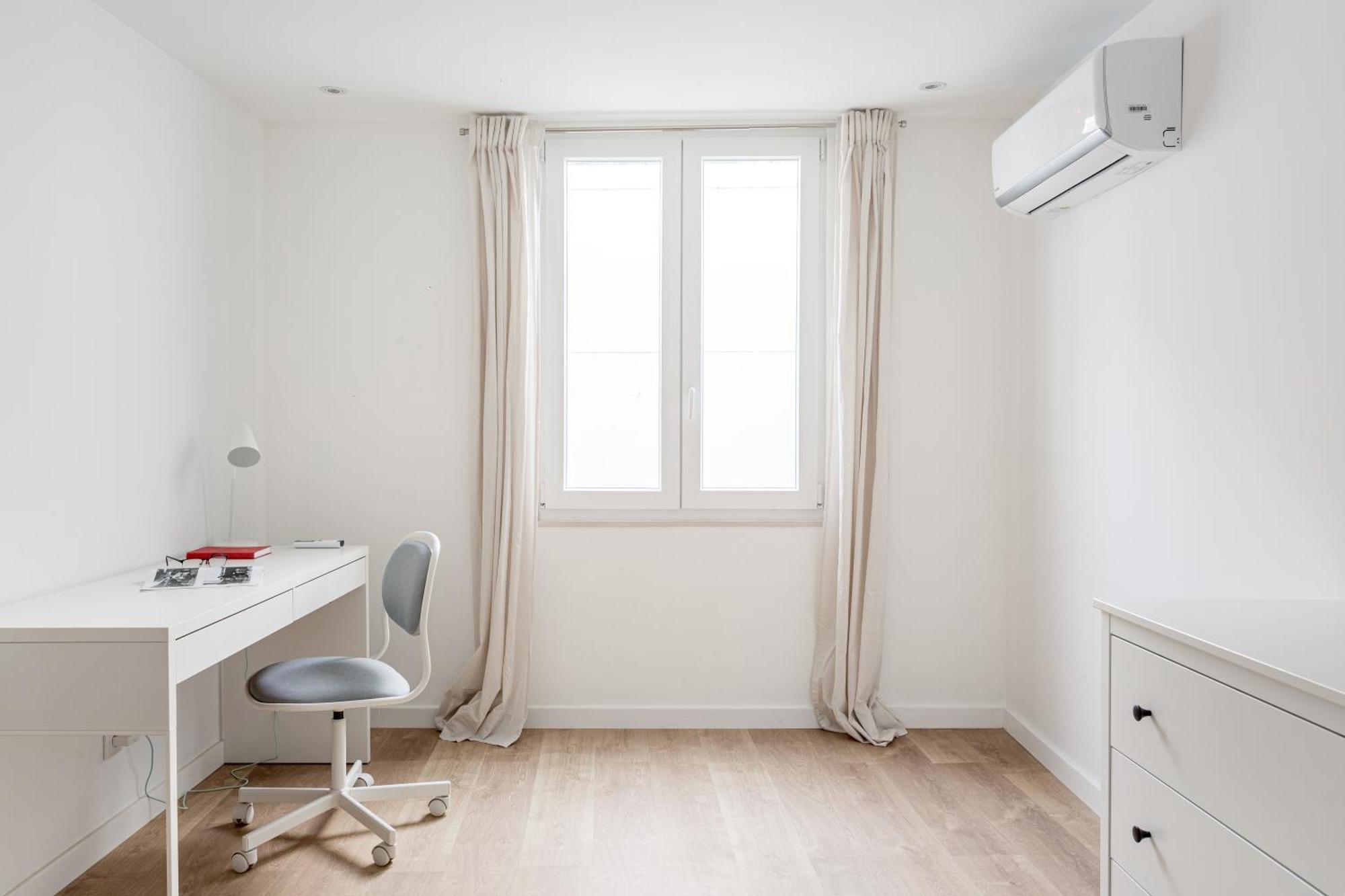 Apartment Joivy Minimalistic W Patio In Principe Real Lissabon