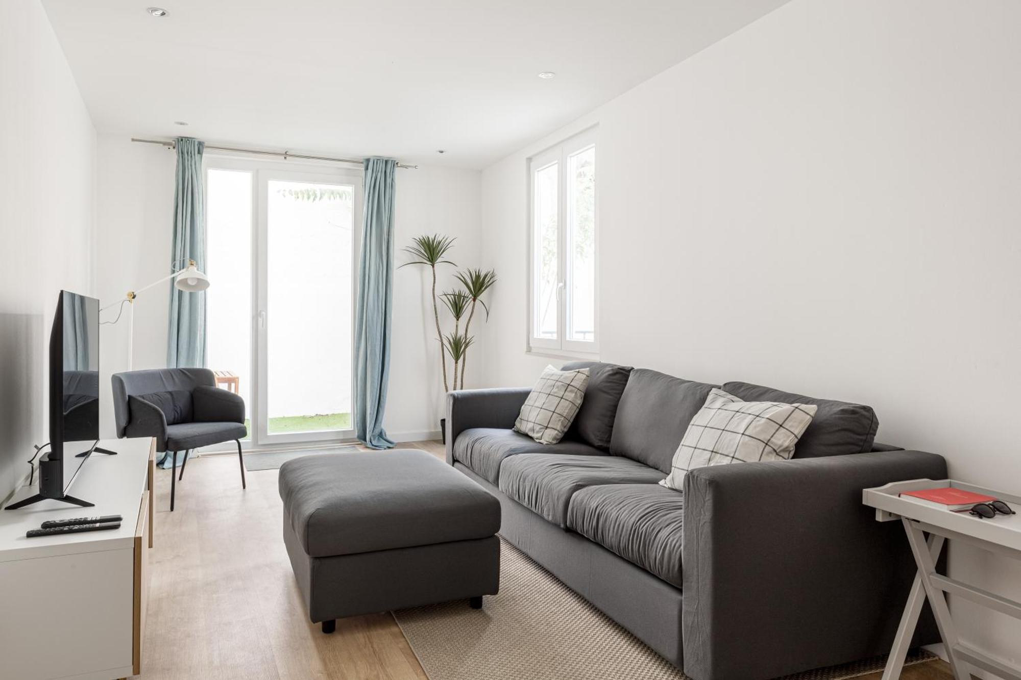 Apartment Joivy Minimalistic W Patio In Principe Real Lissabon