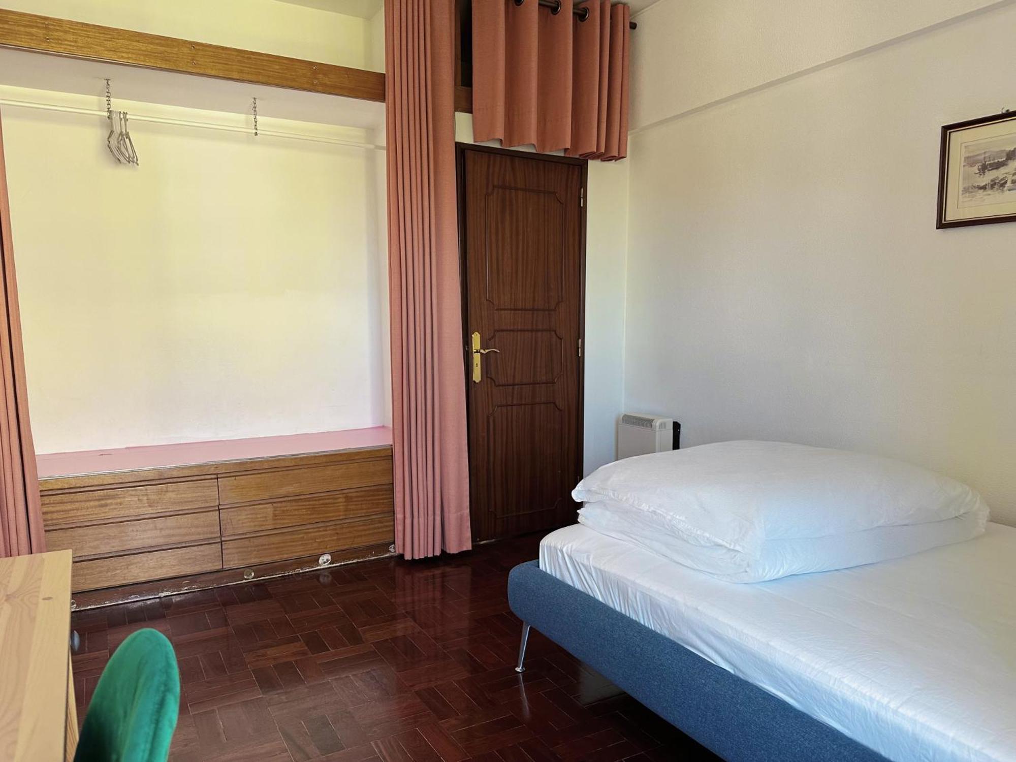 Cozy Near Metro & Airport Homestay