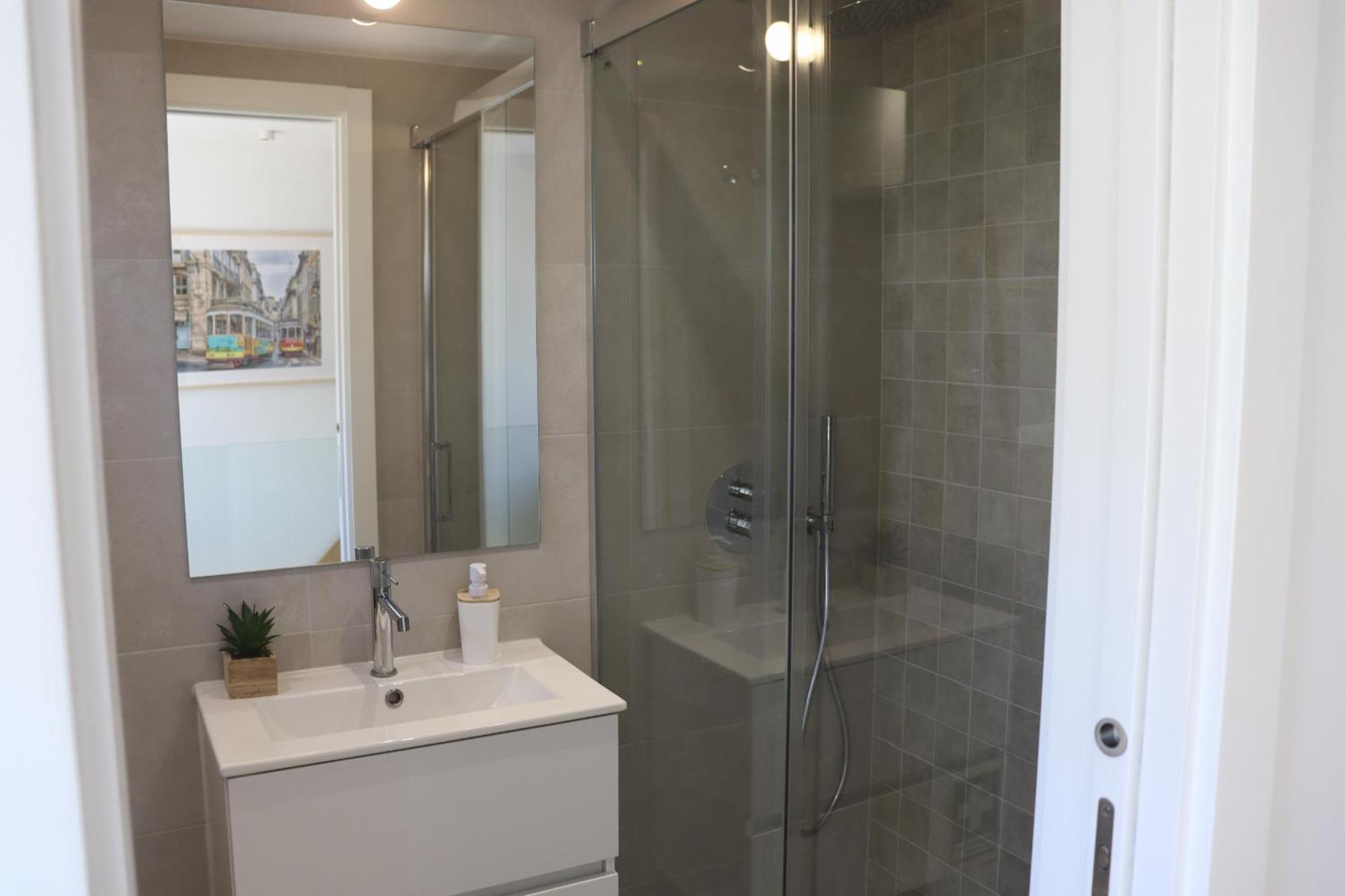 Lisbon, T2 Renewed Duplex With River View, Beato, Appartement *