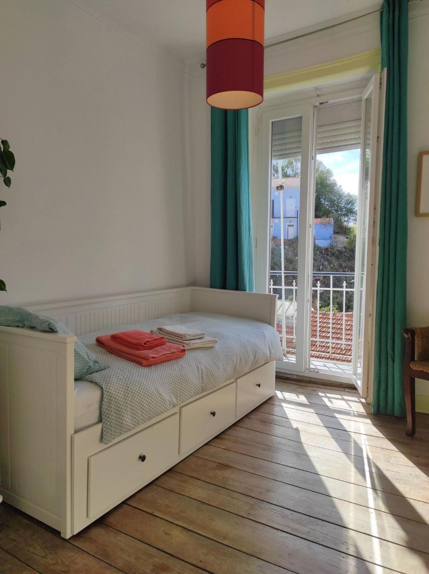 Charming Flat With 2 Bedrooms On Lisbon's 7th Hill Lissabon