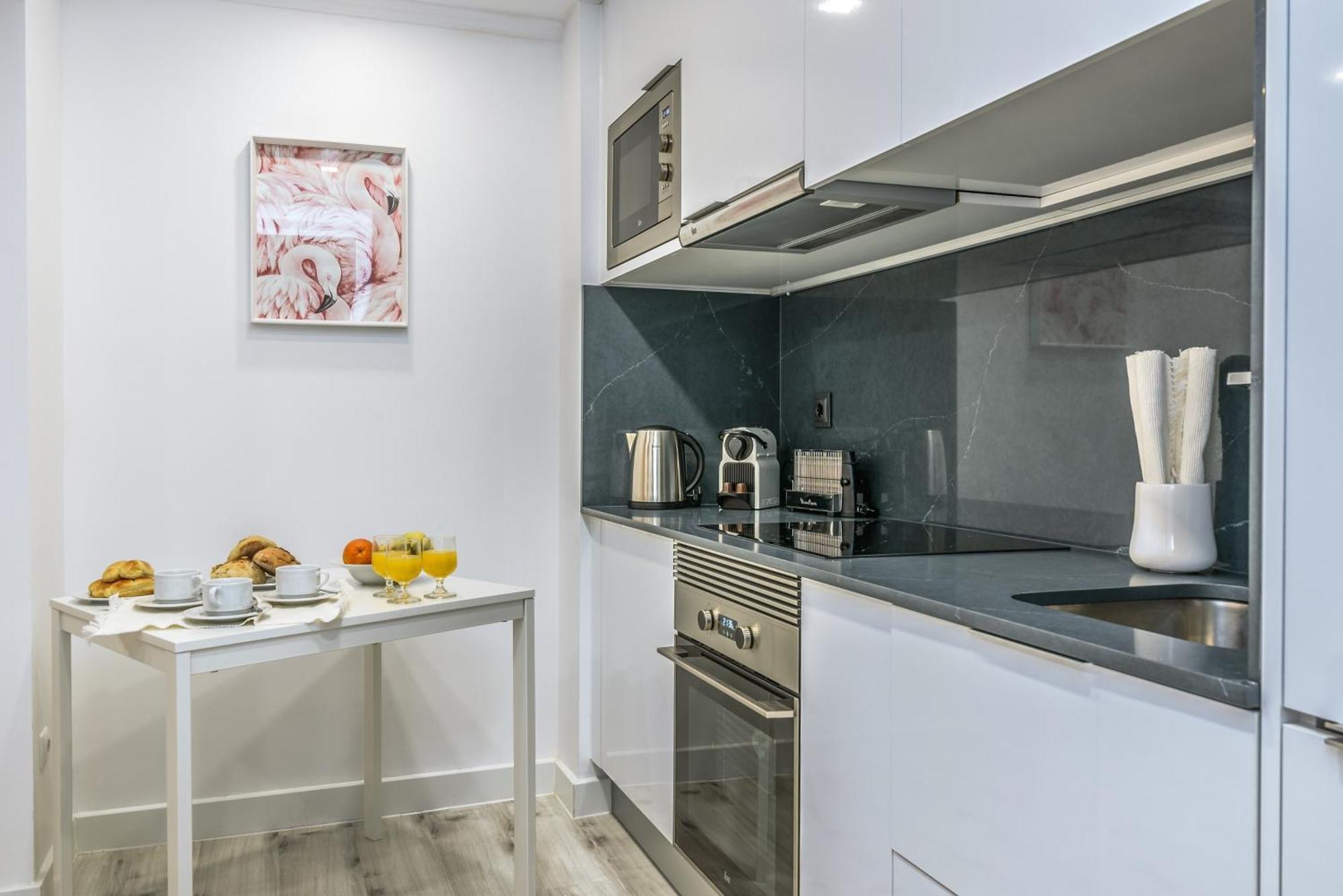 Whome Chic Escape: Your Stylish Haven In Downtown Appartement