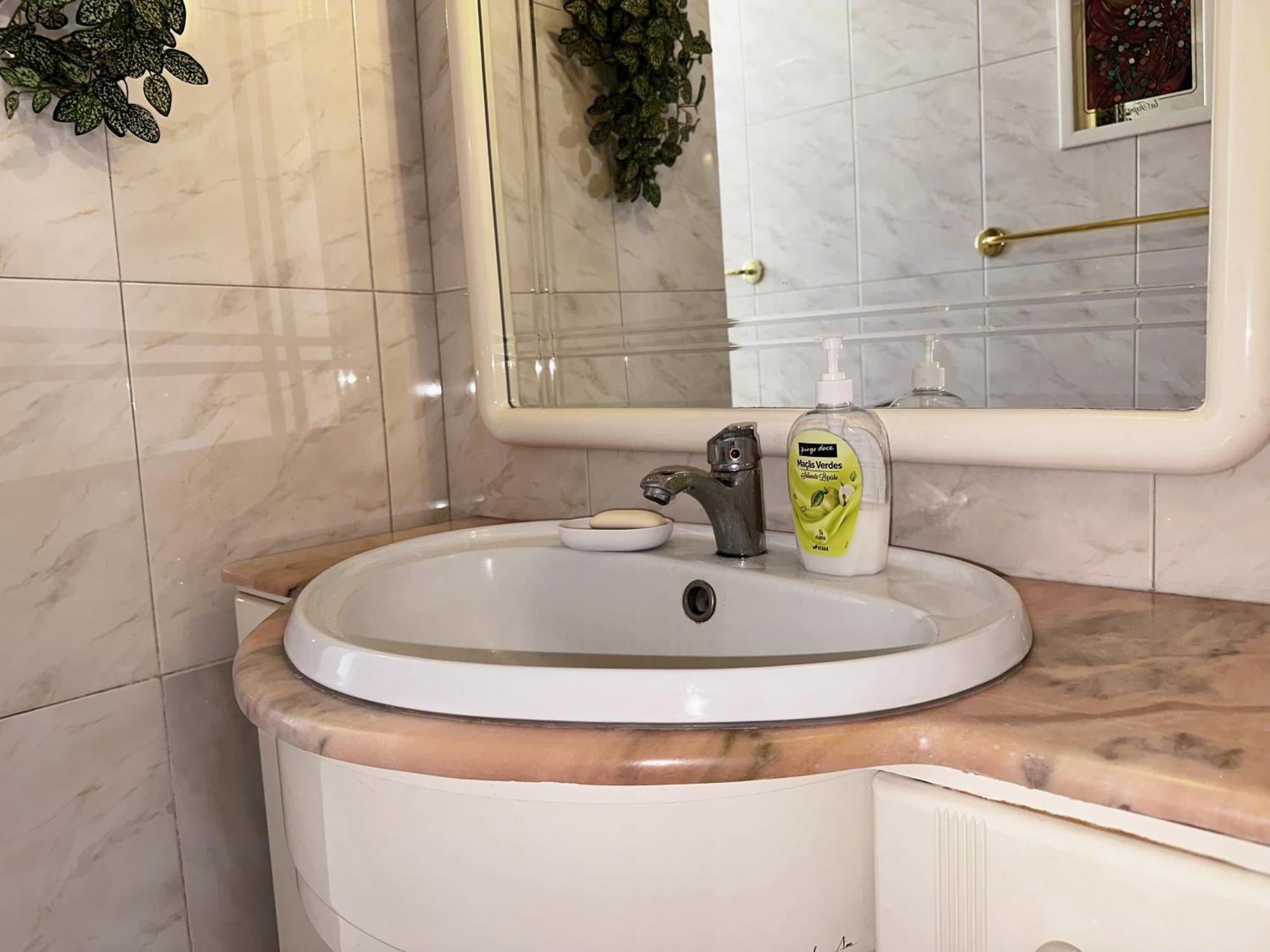 Cozy Near Metro & Airport * Lisbon