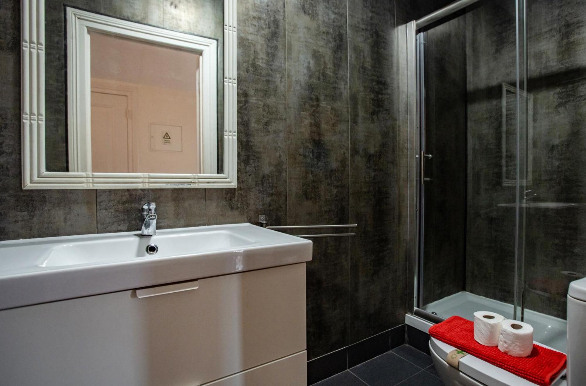 Large Family Flat In Campo De Ourique Gasthof Lissabon