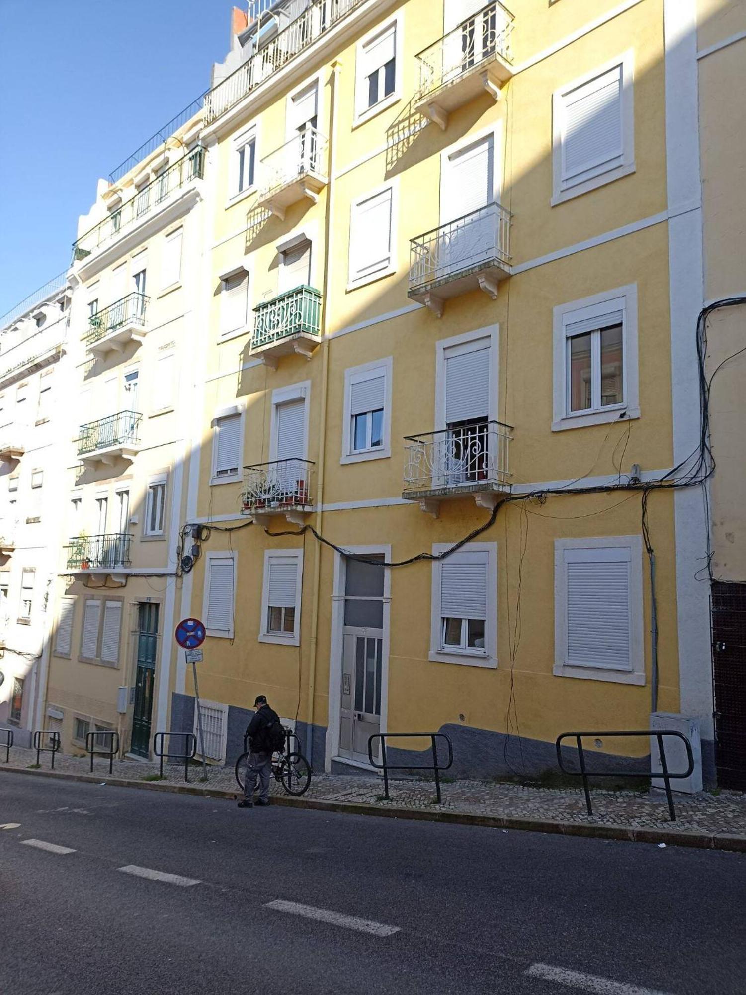 Charming Flat With 2 Bedrooms On Lisbon's 7th Hill Apartment