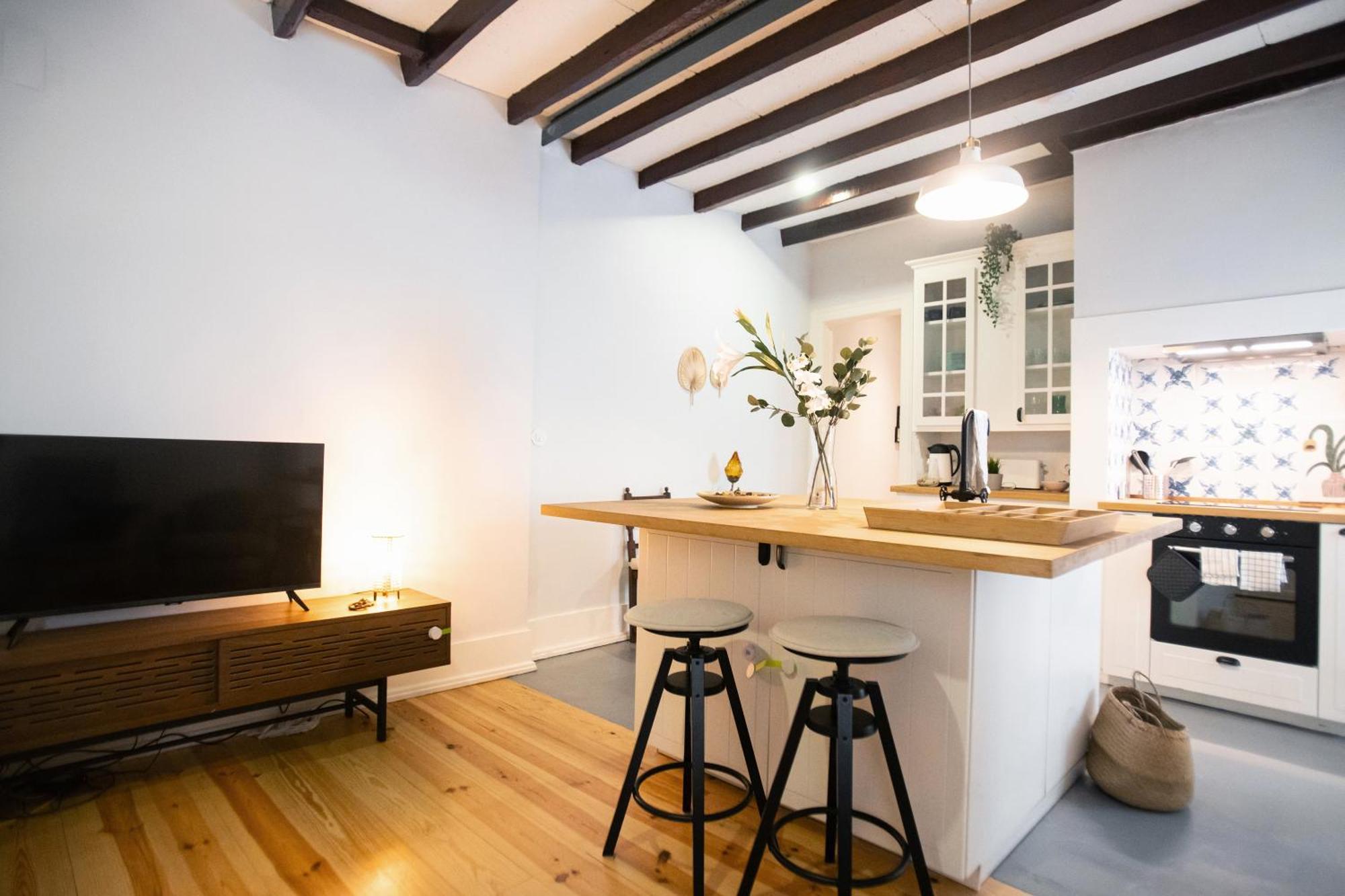 Charming 3-bedroom Retreat In The Heart Of *