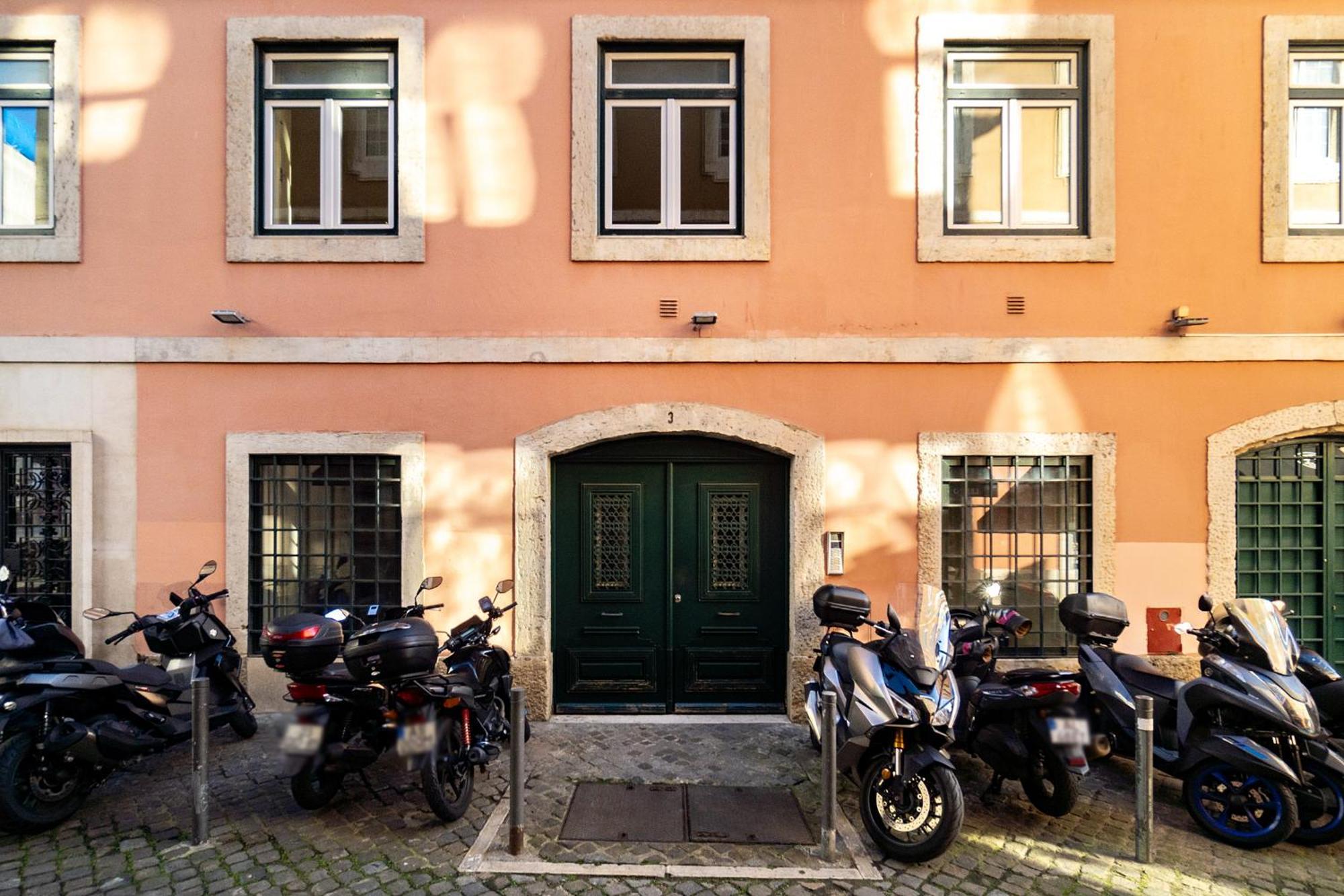Whome Elegant Chiado Retreat Comfort In Lisbon's Heart Appartement *
