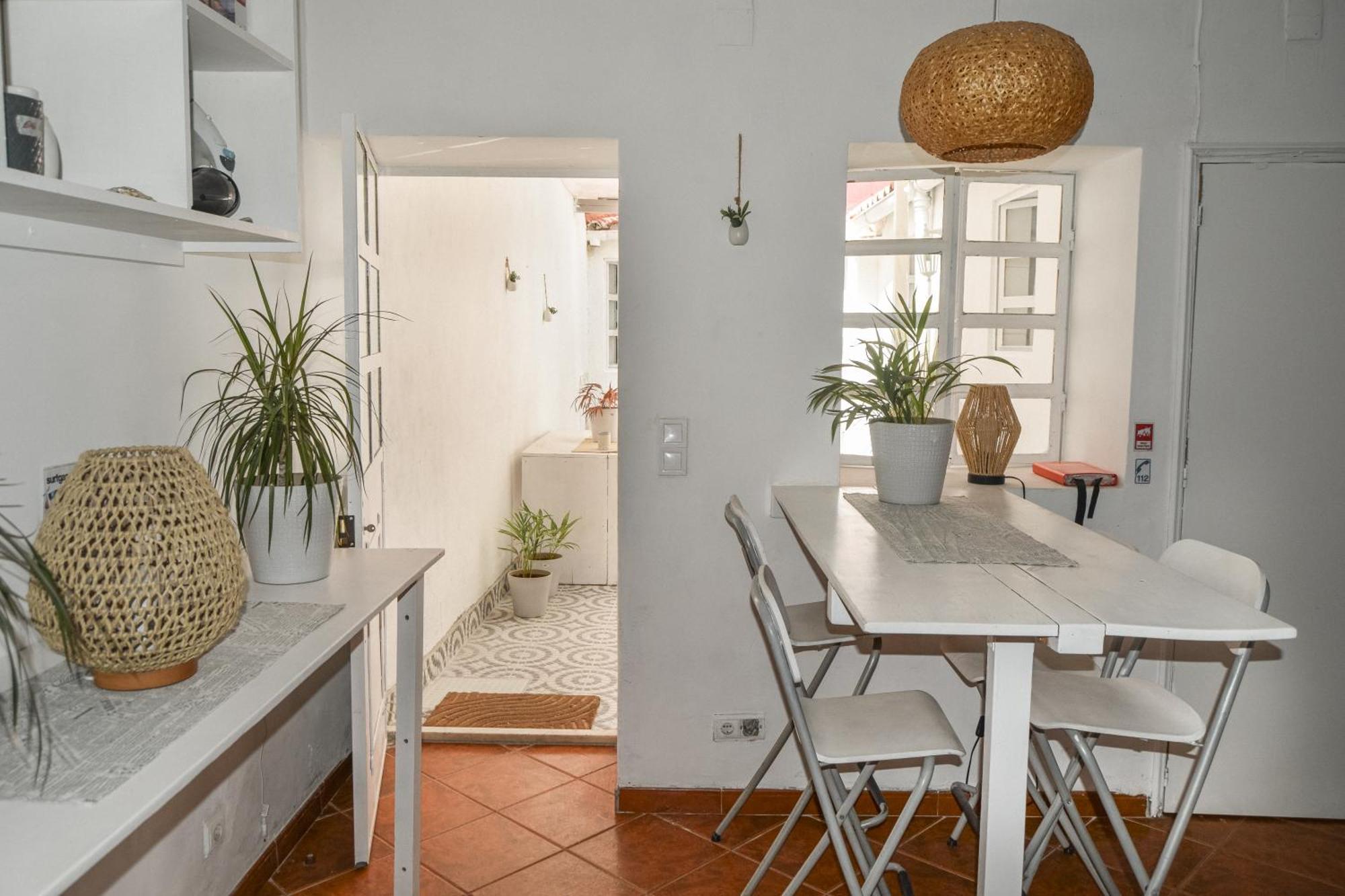 Casa de hóspedes Shared With Bright Private Patio In Lisboa