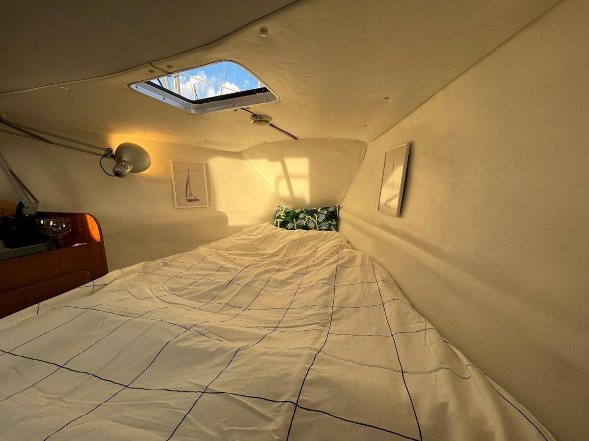 Bateau-hôtel Bacus - Your Floating Hideaway In