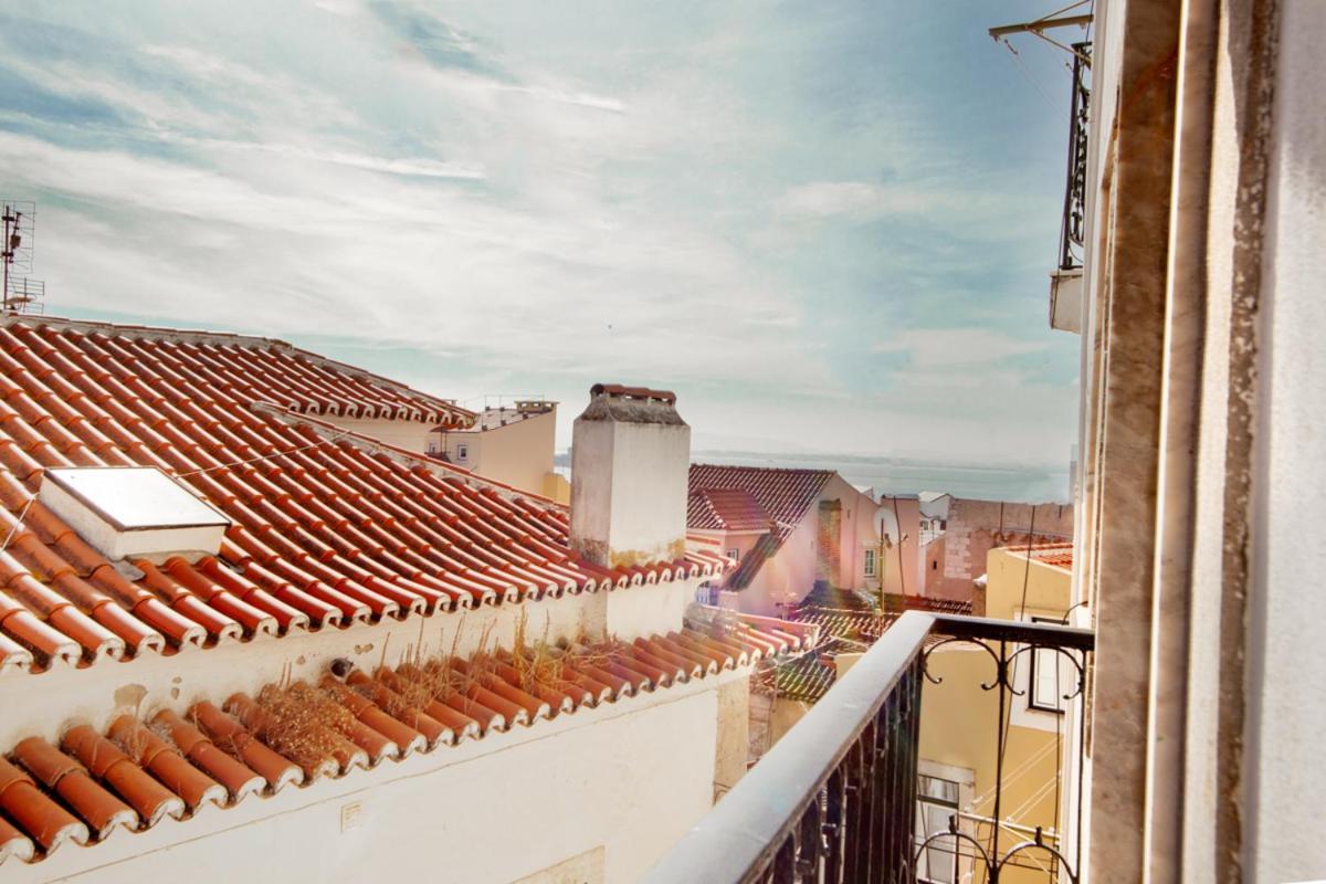 Tejo View At Alfama Stairs With Terrace Appartement