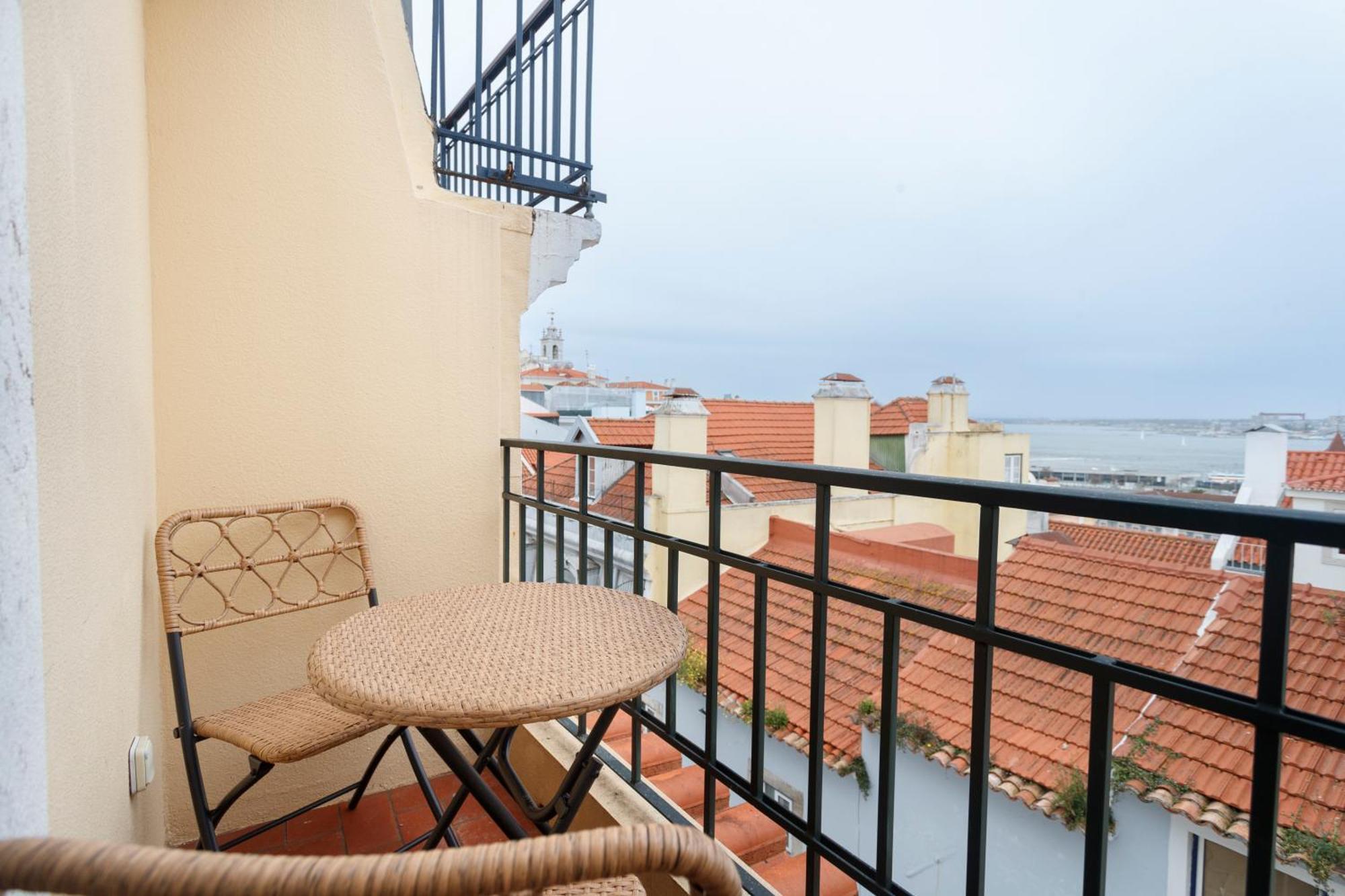 Bica Blue 1br Loft W Riverview N Ac By Lu Holidays Apartment Lisbon