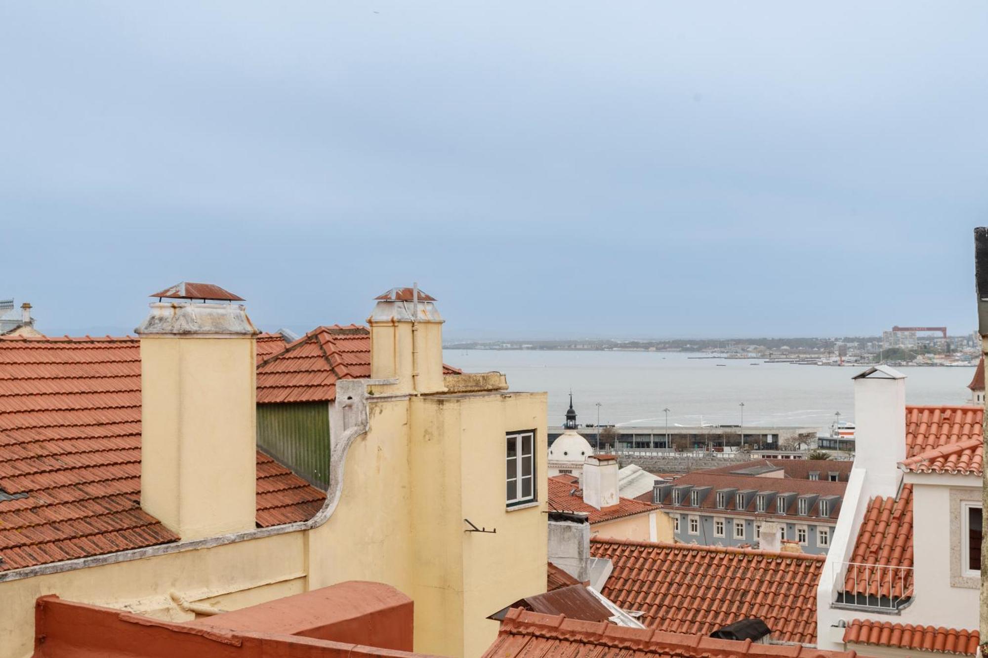 Bica Blue 1br Loft W Riverview N Ac By Lu Holidays Lisbon