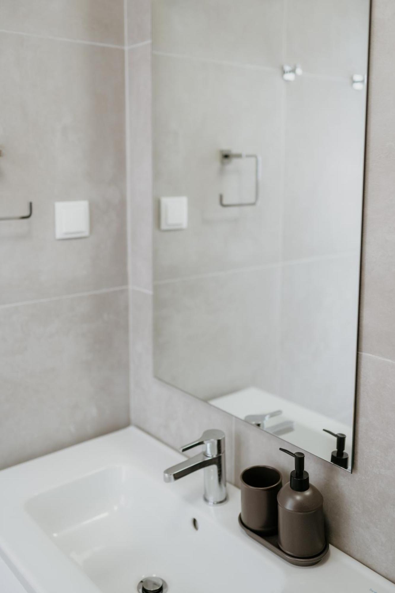 Mary Orange - No 236 1e - Sophisticated Two-bedroom Getaway *